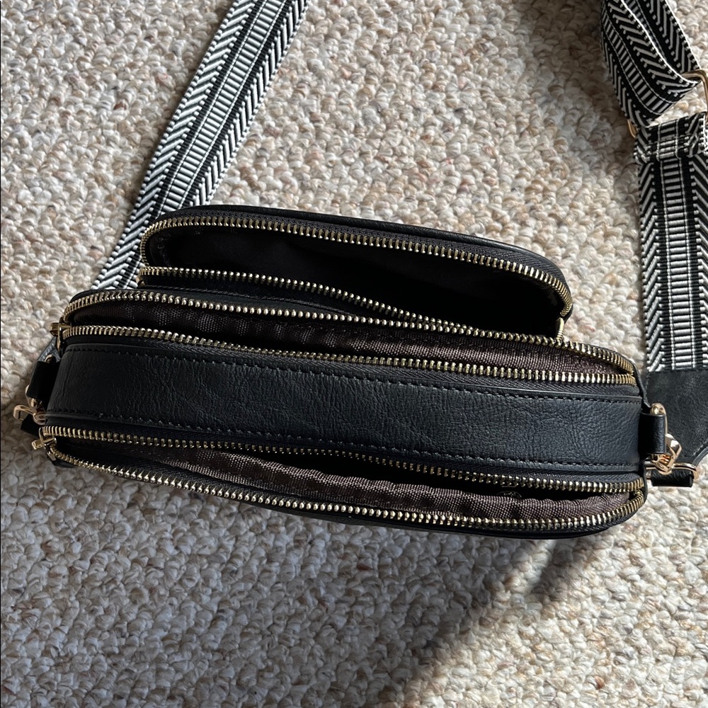 New! Black Crossbody travel purse - Picture 5 of 9